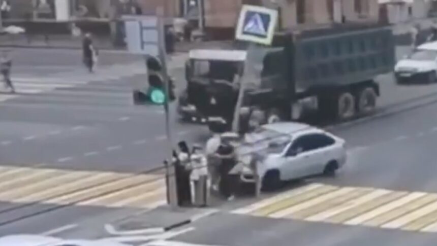 Car plows into pedestrians waiting at crosswalk in Russia, injuring eight | De Último Minuto English