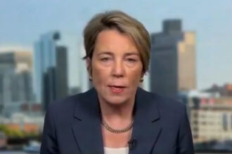 Massachusetts governor defends Haitian TPS holders, criticizes Trump’s immigration policies | De Último Minuto English