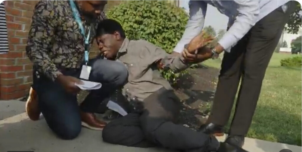 VIDEO: Haitian man breaks down in tears as ICE agents place ankle monitor in Ohio | 1 | VIDEO: Haitian man breaks down in tears as ICE agents place ankle monitor in Ohio | De Último Minuto English