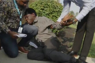 VIDEO: Haitian man breaks down in tears as ICE agents place ankle monitor in Ohio | De Último Minuto English
