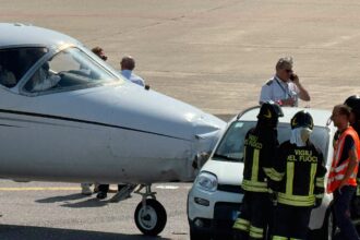 VIDEO: Private jet collides with airport service vehicle on runway in Italy | De Último Minuto English