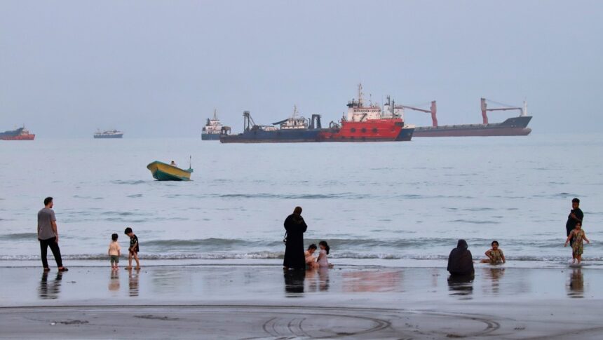 Trump says he likes the idea of declaring the Strait of Hormuz U.S. territory | De Último Minuto English