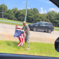 Double amputee former Marine rescues American flag from interstate | De Último Minuto English