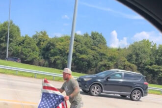 Double amputee former Marine rescues American flag from interstate | De Último Minuto English