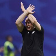 Egypt coach faints during reported fight between his two wives | De Último Minuto English
