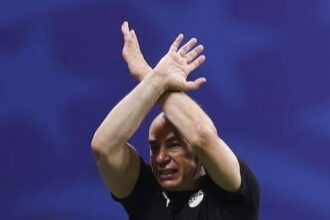 Egypt coach faints during reported fight between his two wives | De Último Minuto English