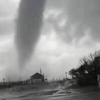 Waterspout turns into tornado and hits New Jersey as severe storms batter the region | De Último Minuto English