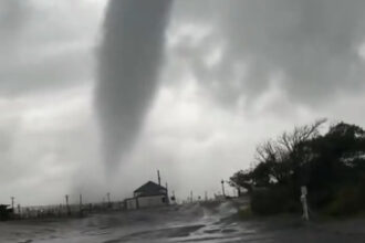Waterspout turns into tornado and hits New Jersey as severe storms batter the region | De Último Minuto English