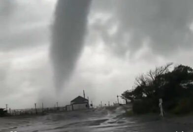Waterspout turns into tornado and hits New Jersey as severe storms batter the region | De Último Minuto English