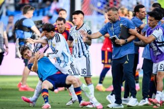 FIFA fines Argentina $321,000 and sanctions players after World Cup final clash | De Último Minuto English