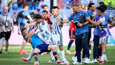 FIFA fines Argentina $321,000 and sanctions players after World Cup final clash | De Último Minuto English