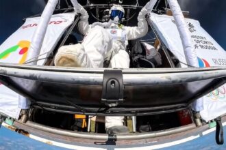 Russian skydiver sets world record with 11,551-meter jump | De Último Minuto English