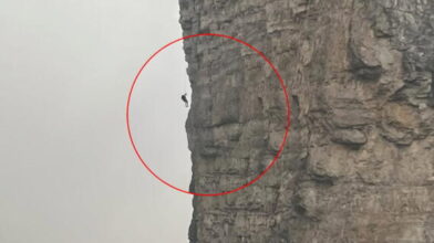 Mountaineer rescued after spending 12 hours suspended 2,000 meters above the ground in Italy | De Último Minuto English