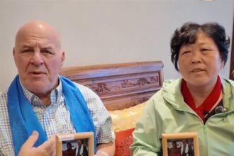 US teacher reunites with Chinese desert greening pioneer 26 years after $5,000 donation | De Último Minuto English