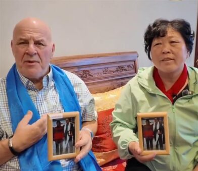 US teacher reunites with Chinese desert greening pioneer 26 years after $5,000 donation | De Último Minuto English