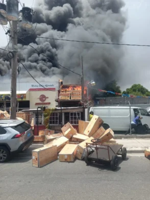 Fire engulfs Superior Honda Parts dealership in Jamaica | De Último Minuto English