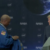 Artemis II pilot Victor Glover gifts Trump a NASA flight jacket | De Último Minuto English