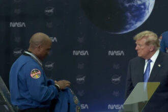 Artemis II pilot Victor Glover gifts Trump a NASA flight jacket | De Último Minuto English