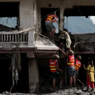 Risk of a second flash flood rises in Nepal and Tibet after disaster leaves at least 584 dead | De Último Minuto English