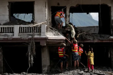 Risk of a second flash flood rises in Nepal and Tibet after disaster leaves at least 584 dead | De Último Minuto English