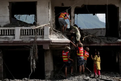 Risk of a second flash flood rises in Nepal and Tibet after disaster leaves at least 584 dead | De Último Minuto English