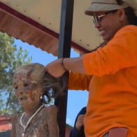 Woman in Indonesia keeps her deceased mother’s body at home as part of Toraja tradition | De Último Minuto English