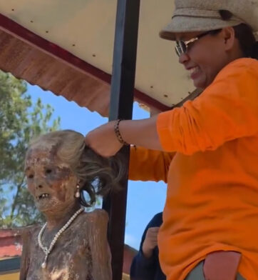 Woman in Indonesia keeps her deceased mother’s body at home as part of Toraja tradition | De Último Minuto English