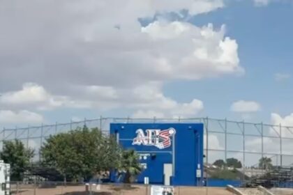 Three 14-year-old students injured in stabbing attack at Texas high school | De Último Minuto English