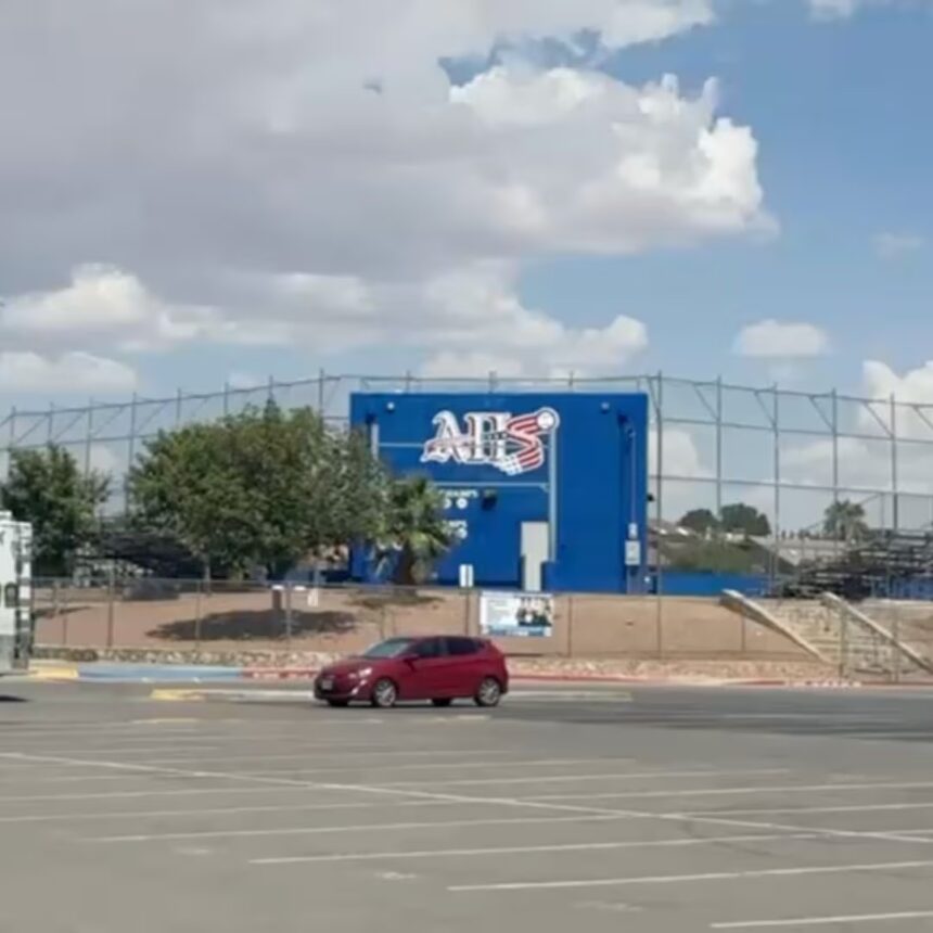 Three 14-year-old students injured in stabbing attack at Texas high school | De Último Minuto English