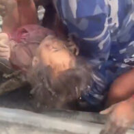 Rescuers pull girl from rubble after building collapse in Nepal | De Último Minuto English