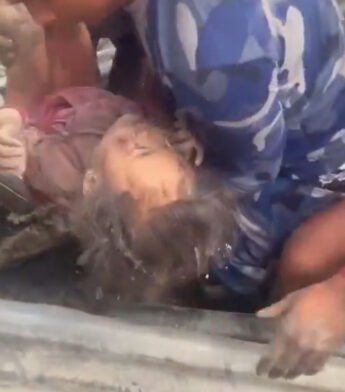 Rescuers pull girl from rubble after building collapse in Nepal | De Último Minuto English