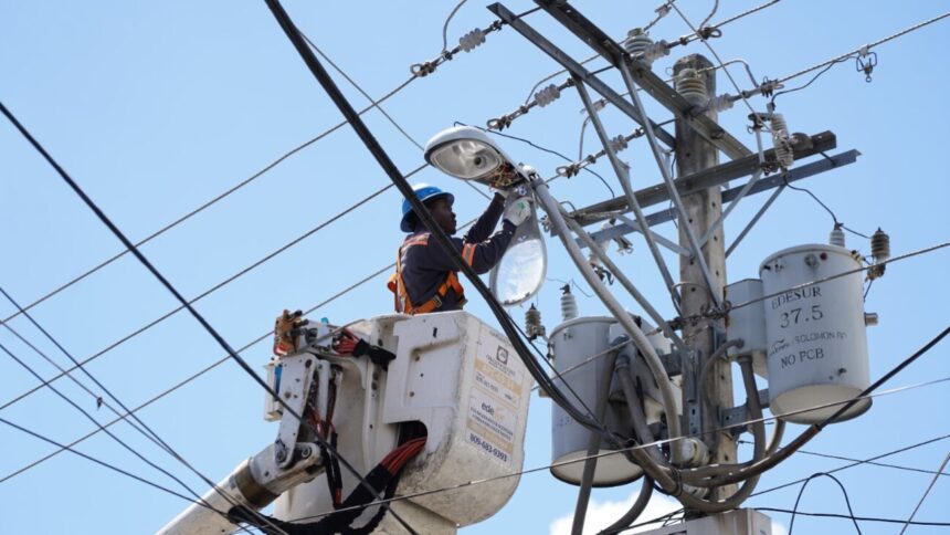 Edesur installs, replaces, and standardizes nearly 10,000 streetlights in 12 districts | De Último Minuto English