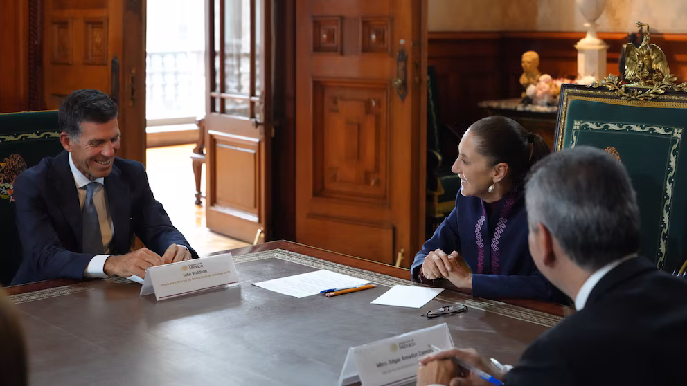 Sheinbaum meets with John E. Waldron, director of one of the largest banks in the world | De Último Minuto English