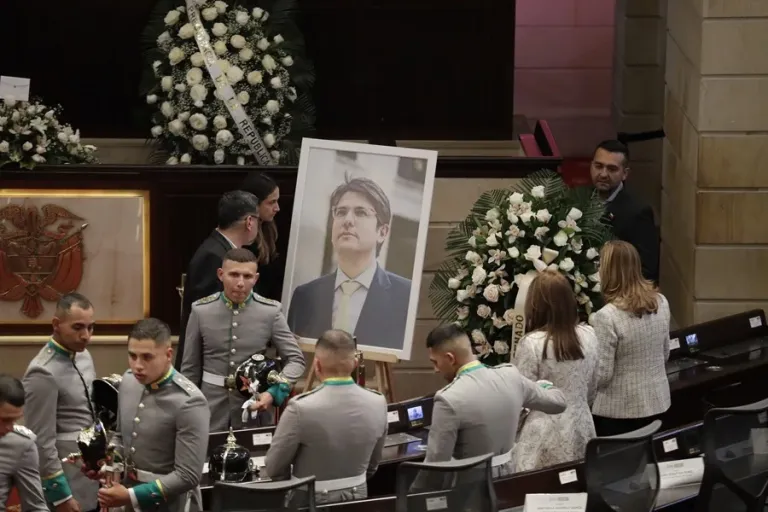 Colombia remembers with a mass the first anniversary of the death of Senator Miguel Uribe Turbay | De Último Minuto English