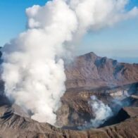 Japan raises alert around Mount Aso volcano following increase in tremors | De Último Minuto English