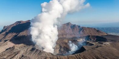 Japan raises alert around Mount Aso volcano following increase in tremors | De Último Minuto English