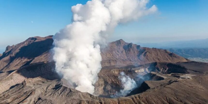 Japan raises alert around Mount Aso volcano following increase in tremors | De Último Minuto English