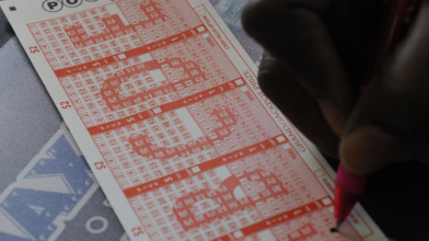 Powerball jackpot climbs to $748 million ahead of Monday drawing