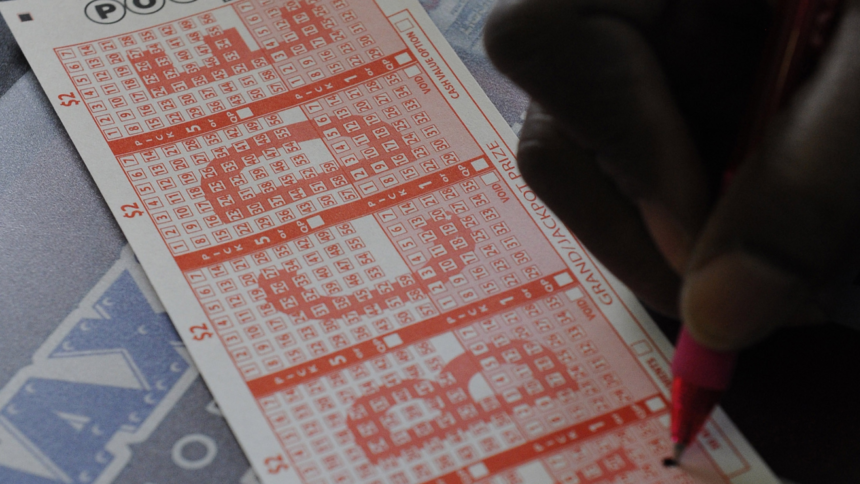 Powerball jackpot climbs to $748 million ahead of Monday drawing