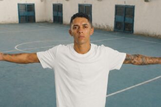 Brazilian influencer gets down on his knees after being released from prison