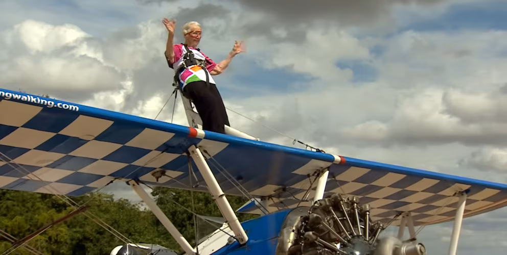 A 97-year-old woman breaks her own Guinness World Record by flying on the wings of a plane | De Último Minuto English