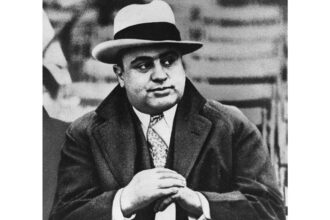 Al Capone's properties auctioned for 3 million dollars; includes his 45-caliber pistol | De Último Minuto English