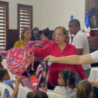 Governor's Office delivers backpacks and school supplies to 200 children from vulnerable sectors in Santiago | De Último Minuto English