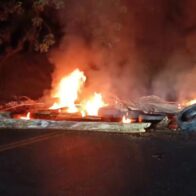 Community members protest against prolonged power outages and burn tires in La Chorrera, Arroyo Barril | De Último Minuto English
