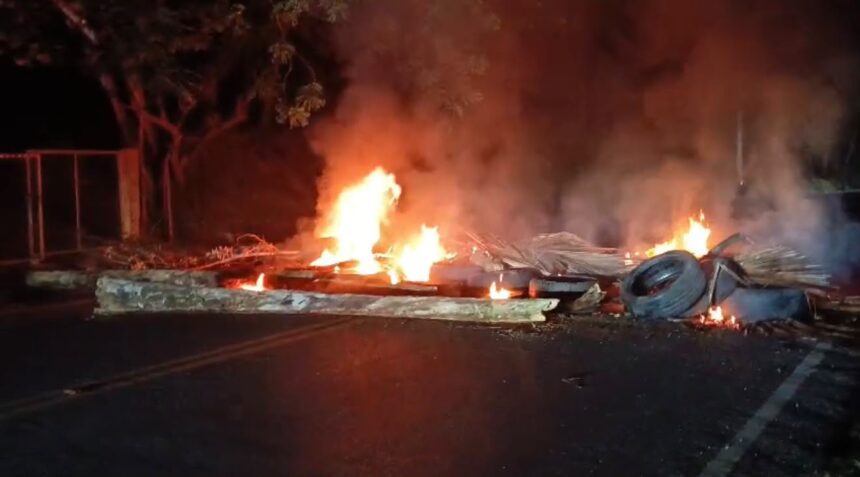 Community members protest against prolonged power outages and burn tires in La Chorrera, Arroyo Barril | De Último Minuto English
