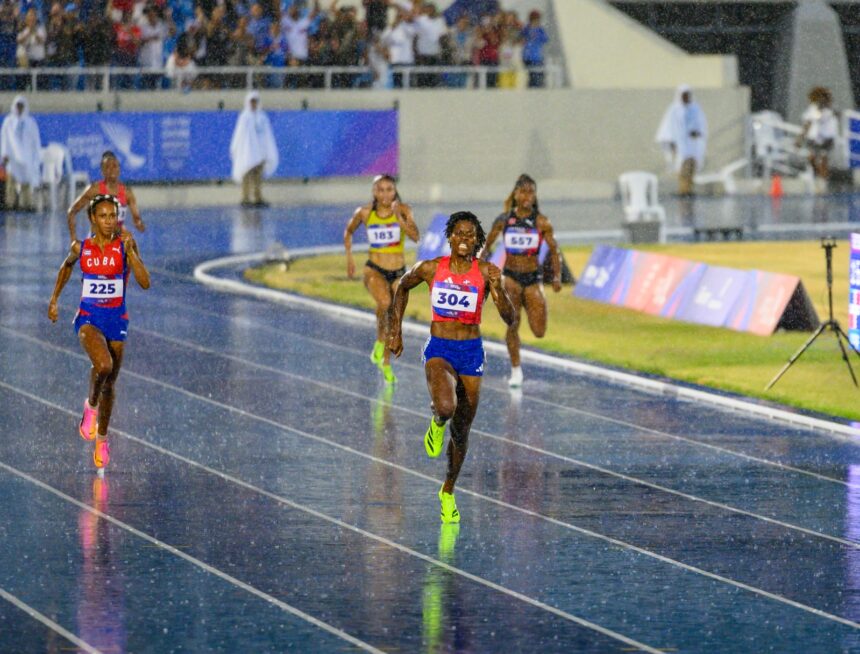 Not even the rain could stop her! Marileidy Paulino conquers gold in the 400 meters | De Último Minuto English