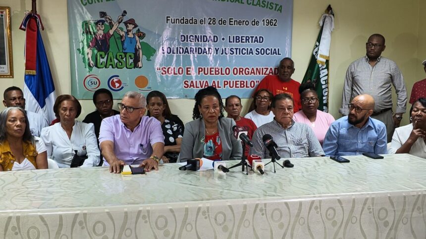 Health unions demand salary increase for administrative staff | De Último Minuto English