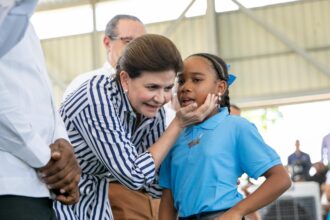 Raquel Peña delivers roofing for the Javier Antonio Castillo Pérez School in Pueblo Viejo, Azua, benefiting 349 students | De Último Minuto English