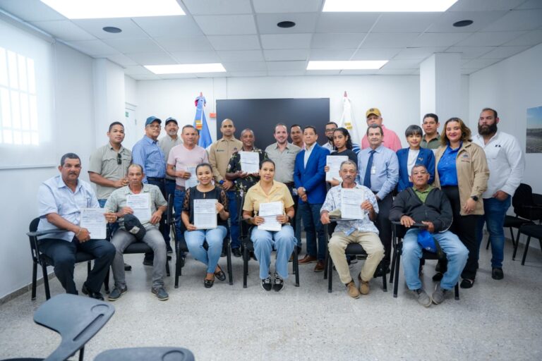 Eighteen producers from the Northern region receive more than RD$15 million to modernize their farms | De Último Minuto English