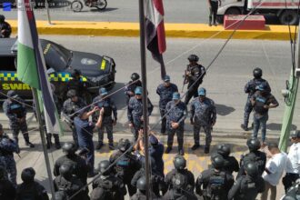Police Director oversees operation in Navarrete after Army private is wounded during protests | De Último Minuto English